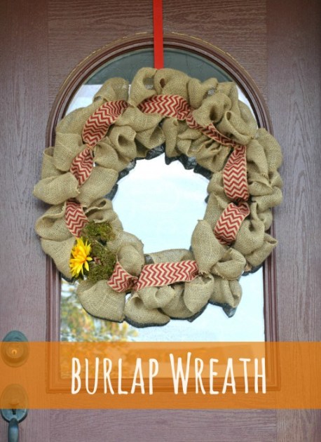DIY Burlap Wreath #Christmas #rustic #diy #decorhomeideas 