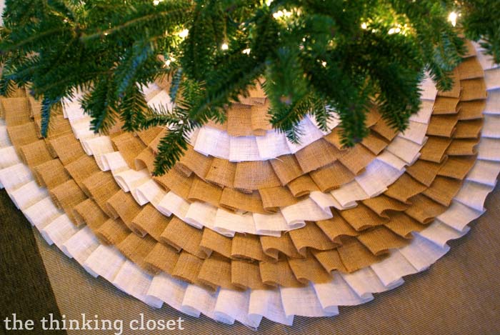 DIY No Sew Burlap Christmas Skirt #Christmas #rustic #diy #decorhomeideas 