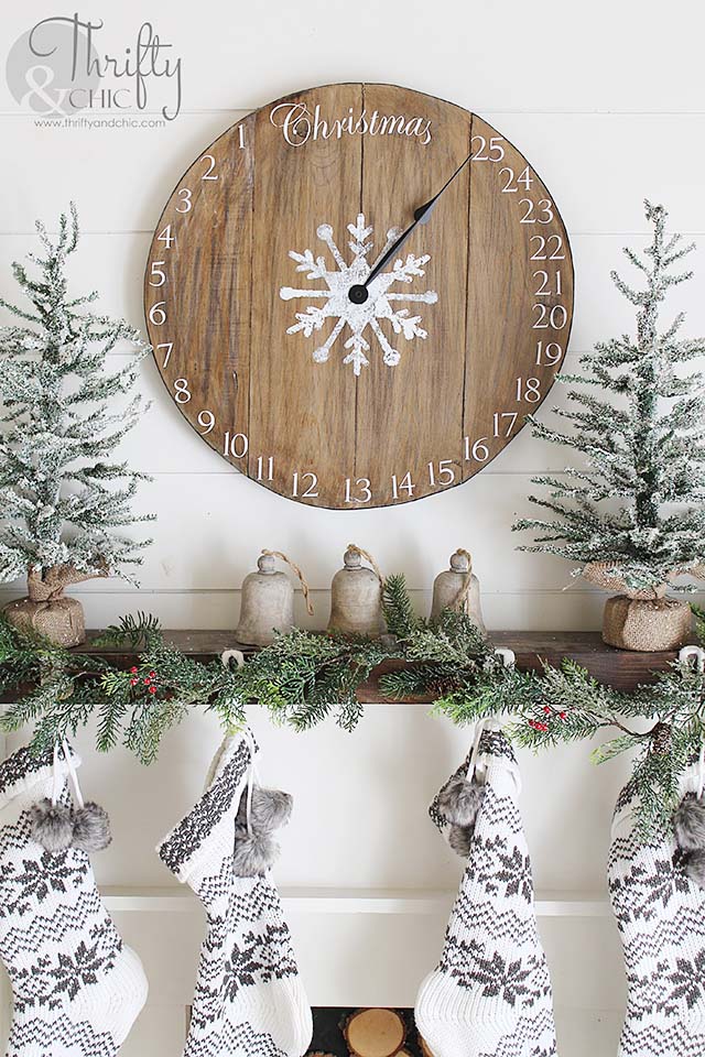 DIY Wood Clock Christmas Advent Calendar #Christmas #rustic #diy #decorhomeideas 
