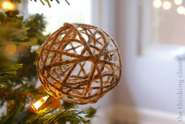 Glitter Twine Ball Ornament #Christmas #rustic #diy #ornaments #decorhomeideas 