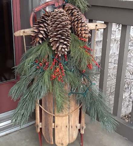 Outdoor Christmas Decor With Pinecones #Christmas #rustic #diy #decorhomeideas