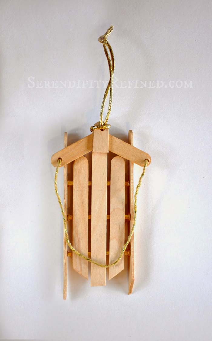 Popsicle Stick Sled Ornament #Christmas #rustic #diy #ornaments #decorhomeideas 