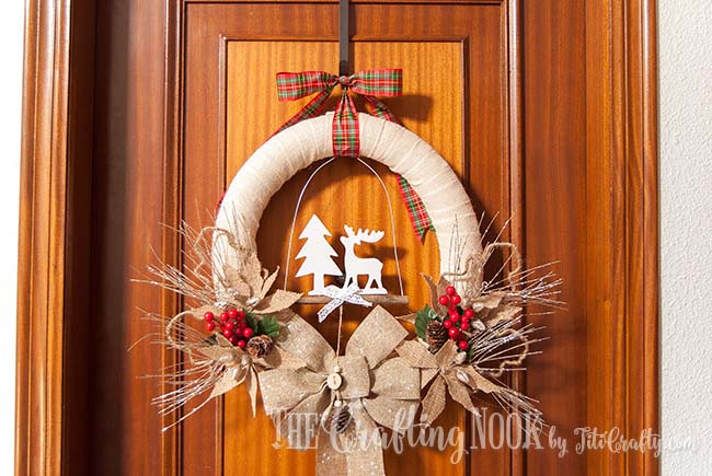 Rustic Burlap Christmas Wreath #Christmas #rustic #diy #decorhomeideas 