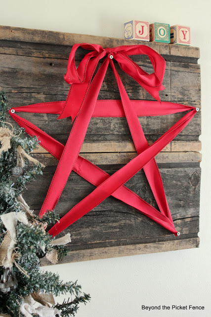 Rustic Star Christmas Wall Art #Christmas #rustic #diy #decorhomeideas 