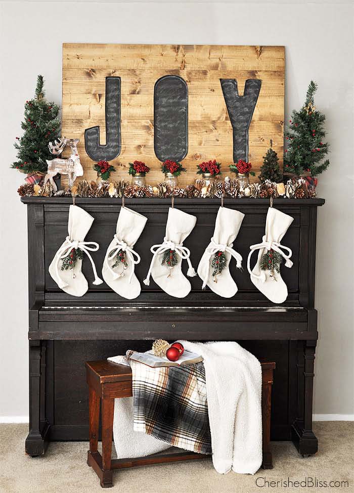 Rustic Woodland Christmas Mantel #Christmas #rustic #diy #decorhomeideas 