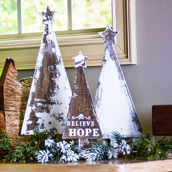 Small Wooden Christmas Trees #Christmas #rustic #diy #decorhomeideas 