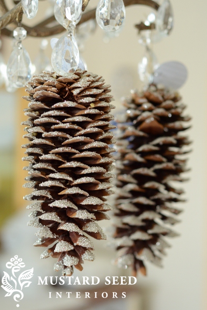 Snowy Pinecone Ornament #Christmas #rustic #diy #ornaments #decorhomeideas 