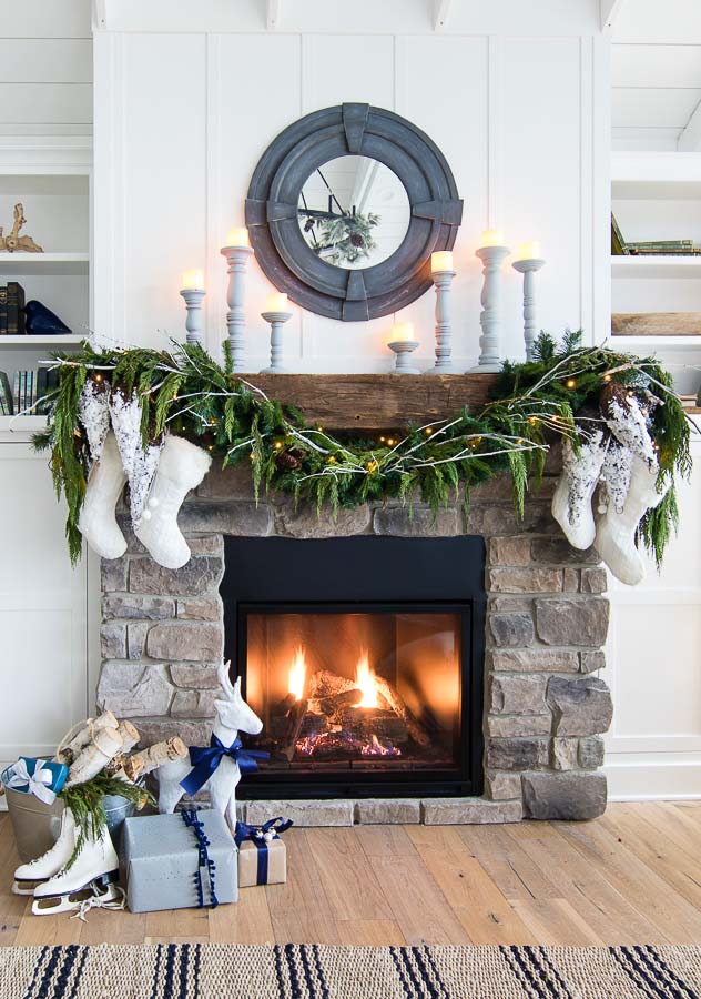 White Rustic Christmas Mantel #Christmas #rustic #diy #decorhomeideas 