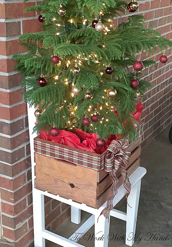 Wood Crate Turned Faux Planter #Christmas #rustic #diy #decorhomeideas 