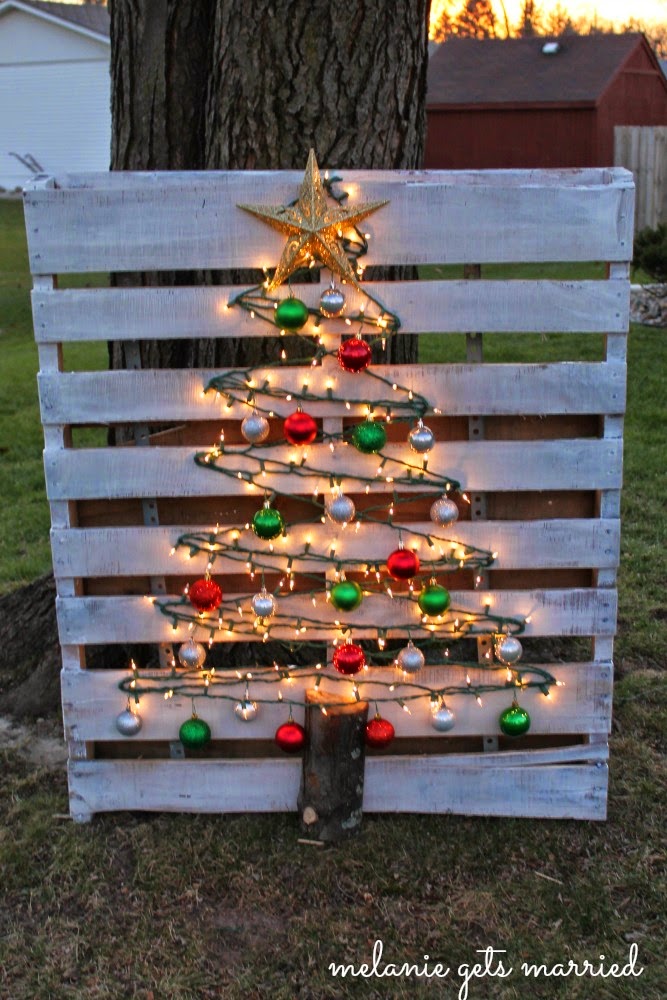 Wood Pallet Christmas Tree #Christmas #rustic #diy #decorhomeideas 