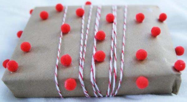 Anthropologie Pom Pom Gift Wrap #Christmas #diy #gift #wrapping #decorhomeideas