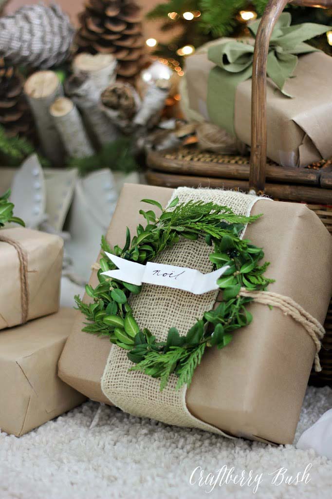 Burlap and Boxwood Wreath #Christmas #diy #gift #wrapping #decorhomeideas