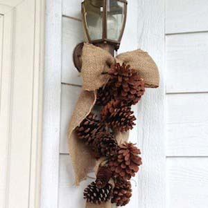 Burlap and Pinecone Hanging Decoration #Christmas #natural #decoration #decorhomeideas