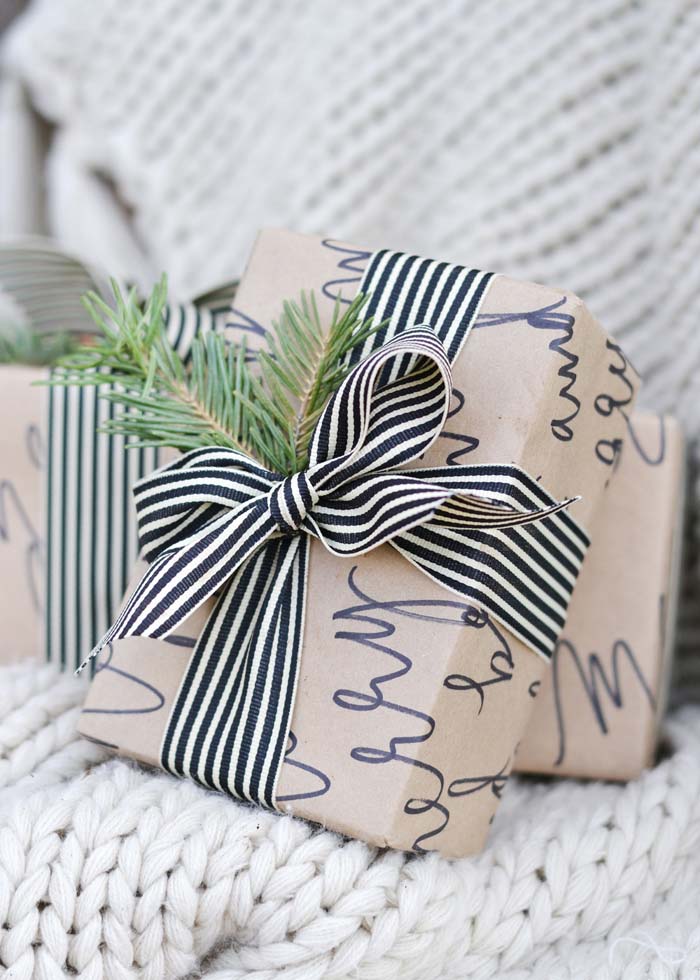 Calligraphy Gift Wrapping Paper #Christmas #diy #gift #wrapping #decorhomeideas