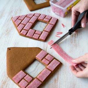 Candy Bricks #Christmas #gingerbread #house #decorhomeideas