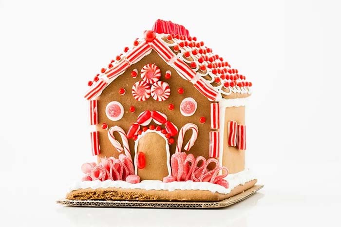 Candy Cane Gingerbread House #Christmas #gingerbread #house #decorhomeideas