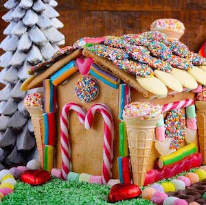 Candy Gingerbread House #Christmas #gingerbread #house #decorhomeideas