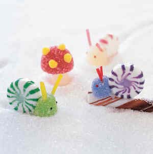 Candy Snails #Christmas #gingerbread #house #decorhomeideas