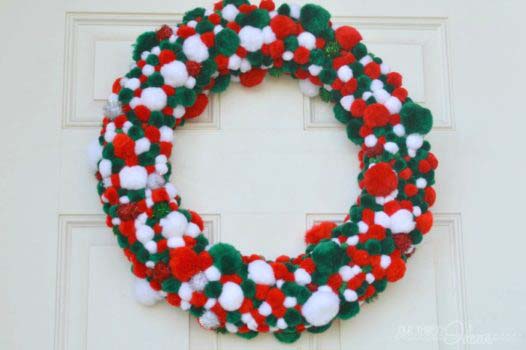 Christmas Pom Pom Wreath #Christmas #diy #wreath #decorhomeideas