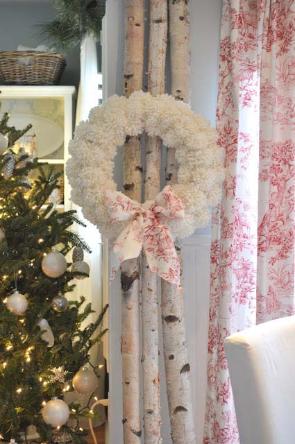 Christmas Yarn Pom Pom Wreath #Christmas #diy #wreath #decorhomeideas