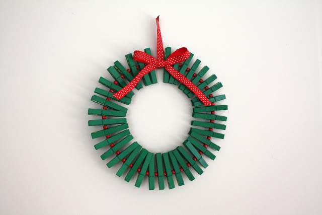 Clothespin Christmas Wreath #Christmas #diy #wreath #decorhomeideas