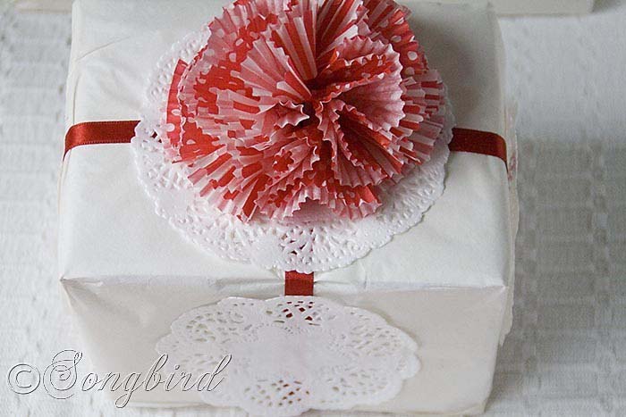 Cupcake Liner Bow #Christmas #diy #gift #wrapping #decorhomeideas