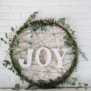 DIY Christmas Wreath Idea #Christmas #diy #wreath #decorhomeideas