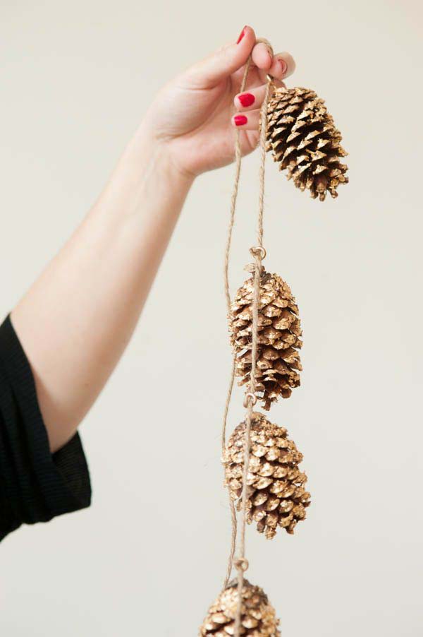 DIY Gold Leafed Pine Cones #Christmas #natural #decoration #decorhomeideas