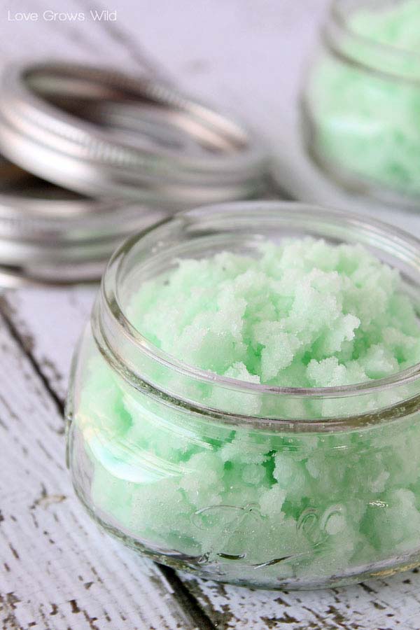 DIY Mint Sugar Scrub #Christmas #diy #stocking #stuffer #decorhomeideas