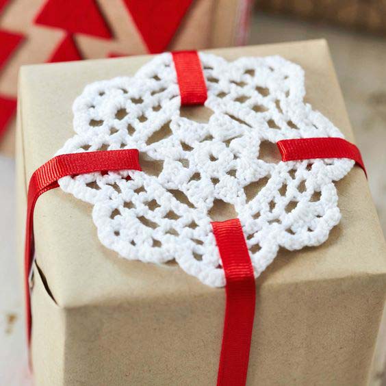 Doily Gift Wrap #Christmas #diy #gift #wrapping #decorhomeideas