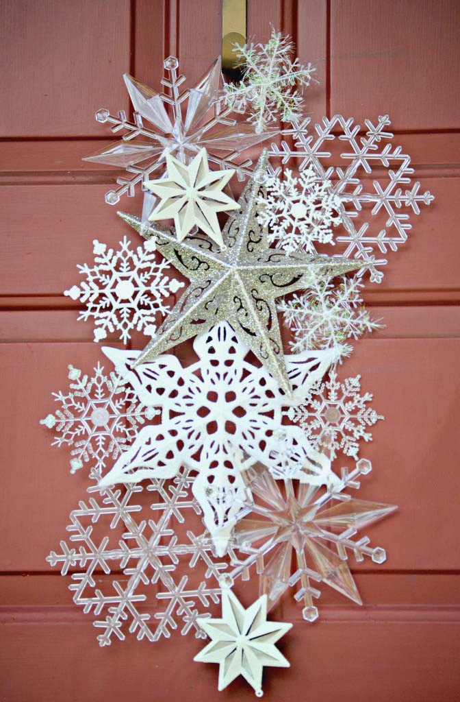 Dollar Store Snowflake Door Hanger #Christmas #diy #wreath #decorhomeideas