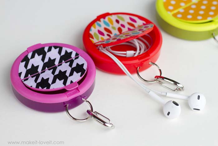 Earphone Holder from Mint Container #Christmas #diy #stocking #stuffer #decorhomeideas