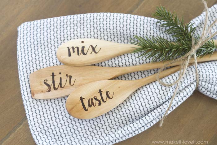 Engraved Wooden Spoons #Christmas #diy #stocking #stuffer #decorhomeideas