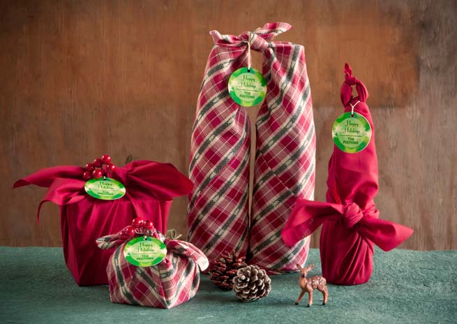 Fabric Gift Wrap #Christmas #diy #gift #wrapping #decorhomeideas