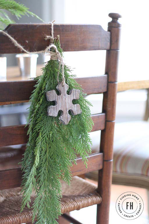 Farmhouse Chair Decoration #Christmas #natural #decoration #decorhomeideas