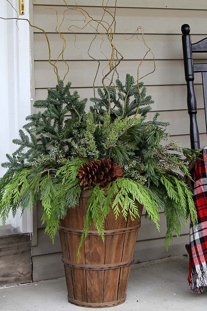 Farmhouse Winter Porch Pot #Christmas #natural #decoration #decorhomeideas