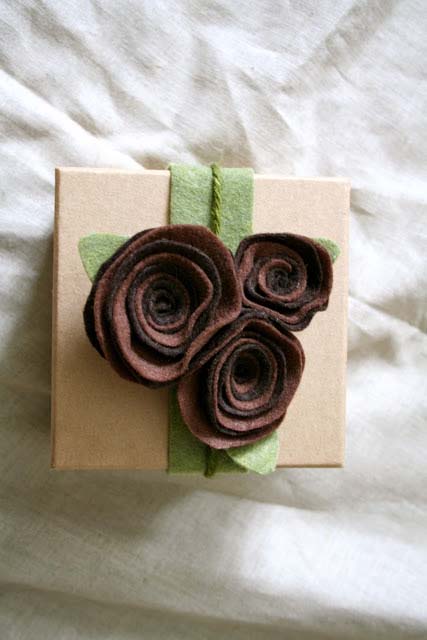 Felt Rose Gift Wrap #Christmas #diy #gift #wrapping #decorhomeideas