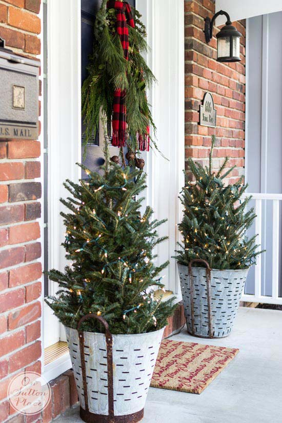 Festive and Frugal Christmas Porch #Christmas #natural #decoration #decorhomeideas