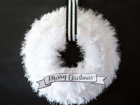 Fluffy Christmas Wreath #Christmas #diy #wreath #decorhomeideas