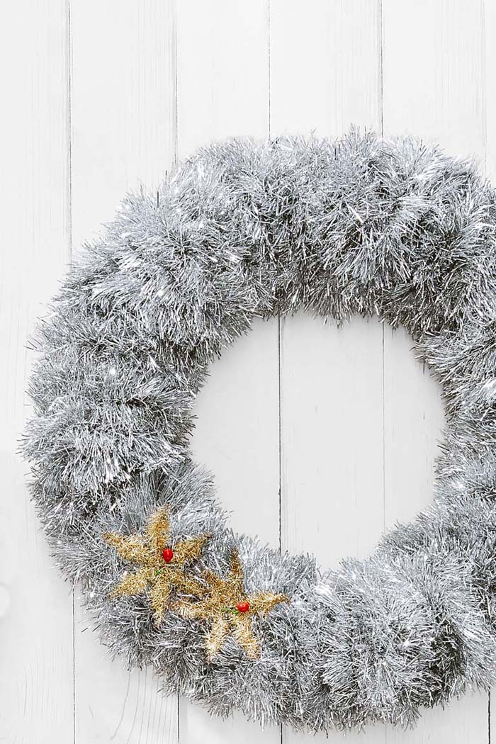 Fluffy Tinsel Wreath #Christmas #diy #wreath #decorhomeideas