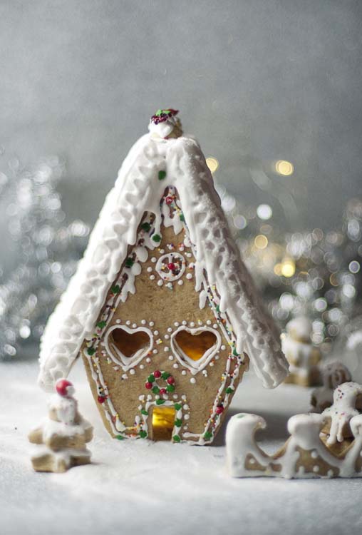 Frosty Christmas Gingerbread House #Christmas #gingerbread #house #decorhomeideas