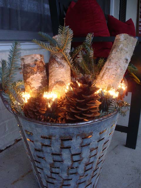 Galvanized Christmas Basket #Christmas #natural #decoration #decorhomeideas