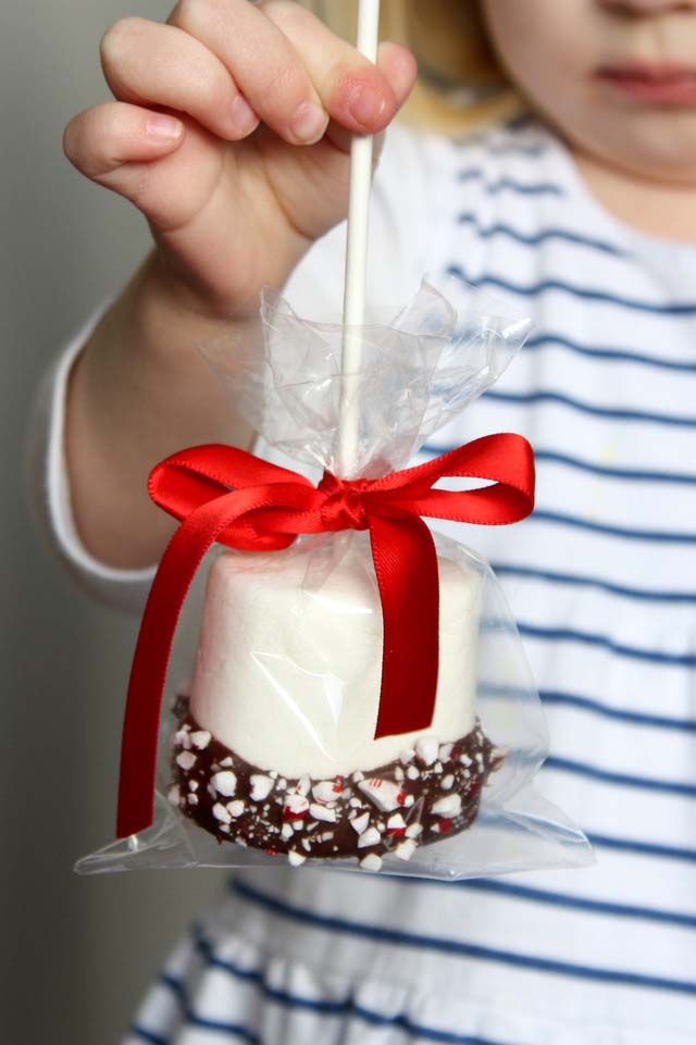 Giant Chocolate Dipped Marshmallows #Christmas #diy #stocking #stuffer #decorhomeideas