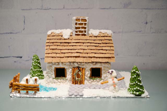 Gingerbread English Cottage #Christmas #gingerbread #house #decorhomeideas