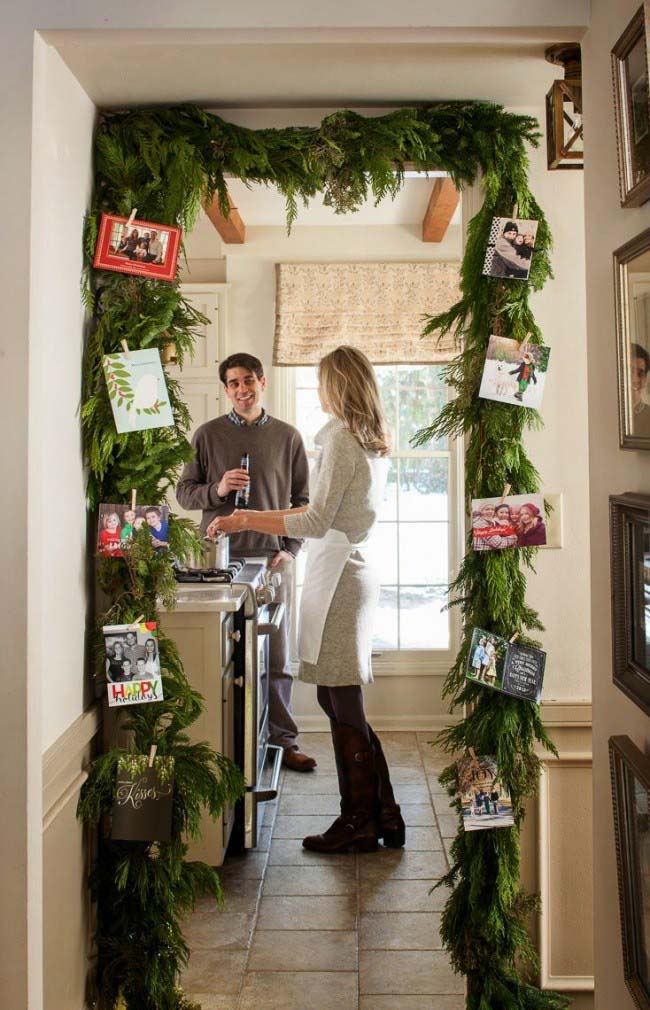 Greenery Garland Christmas Card Holder #Christmas #natural #decoration #decorhomeideas