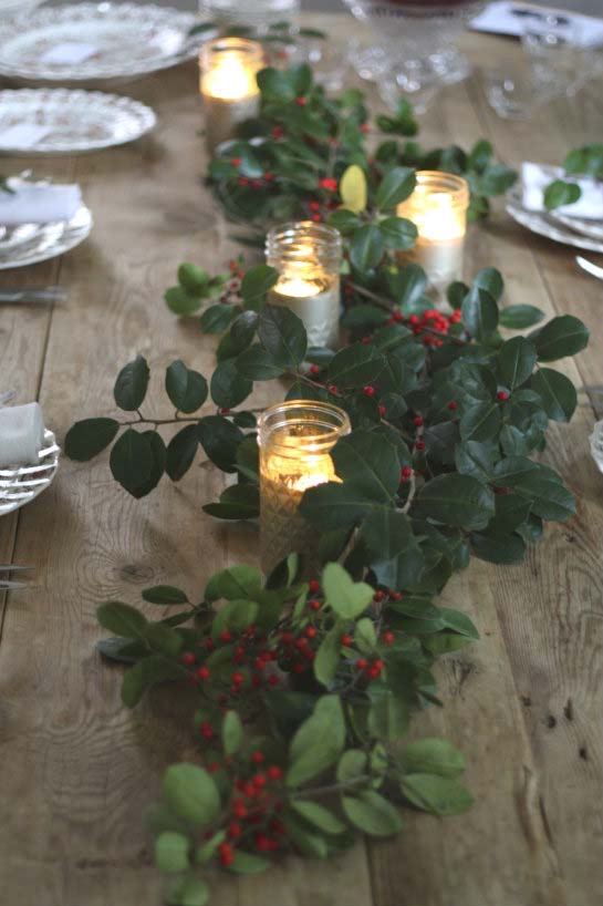 Holiday Holly Table Runner #Christmas #natural #decoration #decorhomeideas