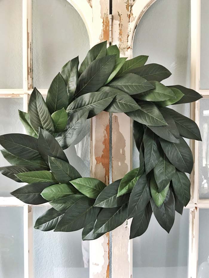 Holiday Magnolia Wreath #Christmas #diy #wreath #decorhomeideas