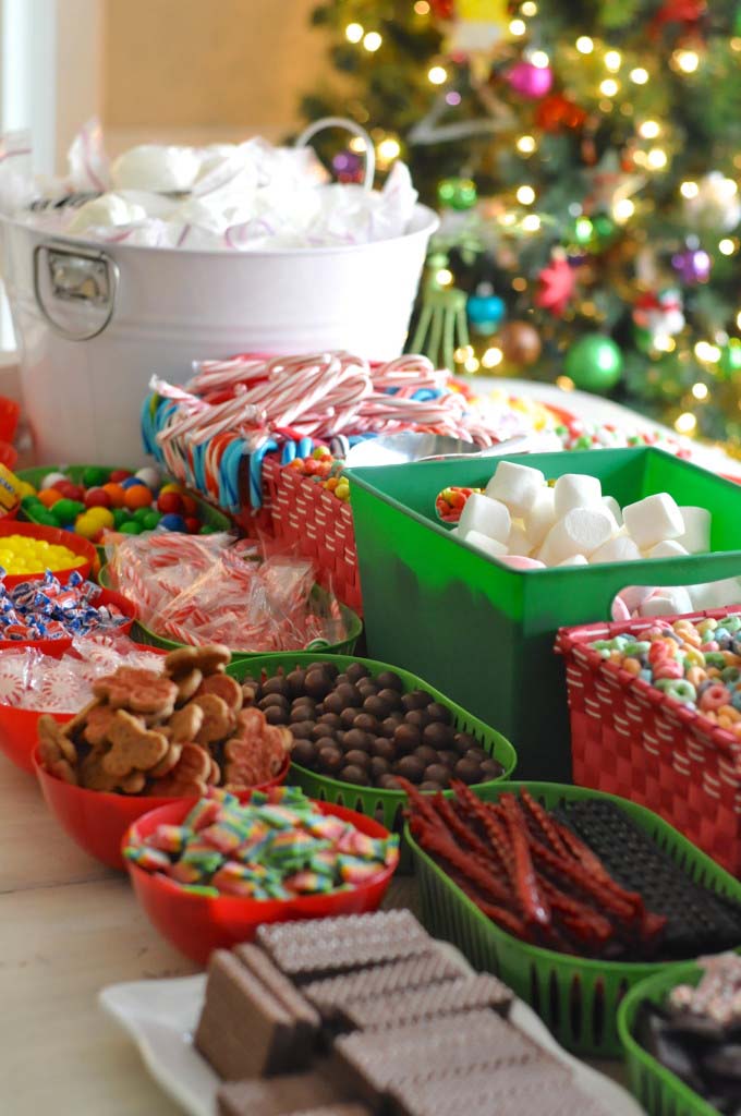 How To Host a Gingerbread House Party #Christmas #gingerbread #house #decorhomeideas