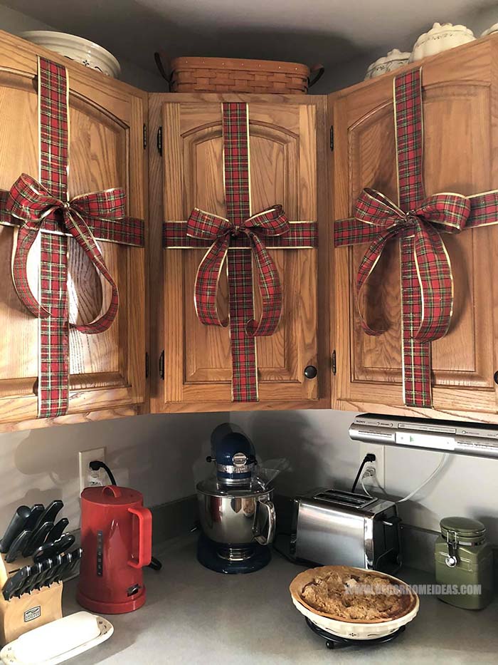 Kitchen Cupboards Christmas Decoration With Tartan Plaid Ribbon. Quick and Easy #Christmas #cupboards #diy #decorhomeideas