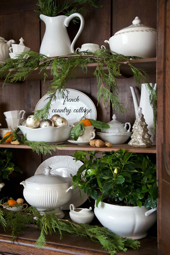 Natural Christmas Antique Buffet #Christmas #natural #decoration #decorhomeideas